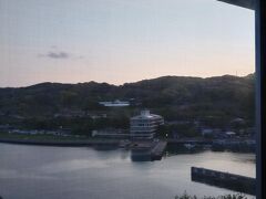 おはようございます　06:00前起床
国民宿舎壱岐島荘　3階からの眺めです
あっちから太陽が昇ると思いますが　角度がいまいで
見えません