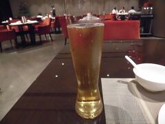 時間が遅かったせいかあまりよさげなお店がみつけられず
IFS内にあるニッコロホテルのレストランで夕食です。

うん。ここはビールは冷えてます！