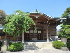 羽田神社隣に建つ正蔵院。
室町以前の創建ともいわれています。本尊は不動明王像で、境内には手入れされている松や枝垂れ桜が植えられていました。