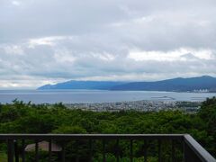 岩内で迎えた朝。高台のホテルから、積丹半島が見えます。
残念ながら神威岬はまたの機会にします。

比較的アクセスしやすいので今無理に行くことはないかと。
