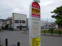 駅の目の前にバス停があります。
路線によってバス停の位置が異なるので注意が必要です。
