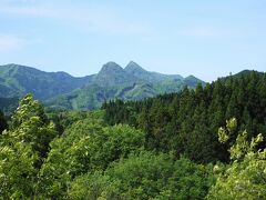 熊本空港へ。途中二上山を望む。