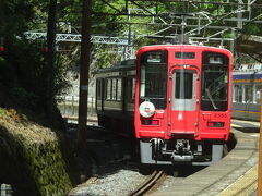 極楽橋までの最後の駅、こちらでも列車交換です、赤い電車は何編成かあるのでしょう