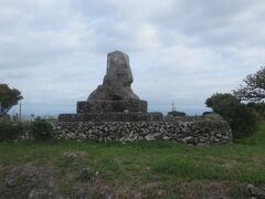 学童慰霊の碑
太平洋戦争の末期に波照間島の住民が石垣島に強制疎開させられて多くの方がマラリアで命を落としたそうです。その悲劇を忘れまいとこの碑が建てられたそうです。