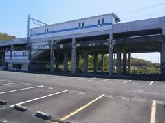  高架駅の野間駅前を通ります。野間駅は知多新線が内海駅まで延伸されるまでは終着駅でした。