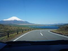 早朝に出発して渋滞回避。
246から山中湖方面へ。
富士山と山中湖が見えてきました。