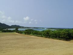 川平湾を望むパーキングで、休憩です。