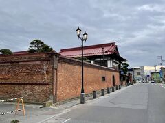 斜陽館見えてきた…
お、おおきすぎない？！
塀、高すぎない！？
刑務所レベルの塀。