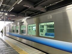 新青森駅にて津軽フリーパスを購入。
このフリーパスは今回行きたいところ(弘前と金木)で元がとれるので、弘前市内でバスに乗ったりしたらその分がお得。
あと、津軽鉄道はICカード利用不可とのことなので色々と便利になるかもと思い購入しました。
(実際その点が便利でした。いちいち切符買うのは面倒です)

新青森から弘前駅へ移動し、荷物を駅前のホテルに預けて、ここで1時間半待機…
この時間を利用して、弘前駅前の虹のマートへ。
ランチ用の海鮮丼を買ったりイガメンチを食べたりしていたら1時間半なんてあっという間。
いざ金木駅に向けて出発！！