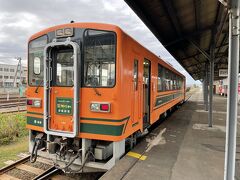 そこが津軽鉄道の津軽五所川原駅でした。
今回乗り換えの時間が短かったのでちょっと心配でしたが、5分もあれば余裕という感じでした。
観光客はみんなホームで写真撮影。