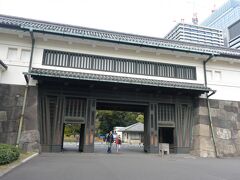 手荷物検査を終え高麗門をくぐると、右手には大きな渡櫓があります。

江戸時代のオリジナルは戦災で焼失して、現在あるのは昭和４２年に再建されたものです。
