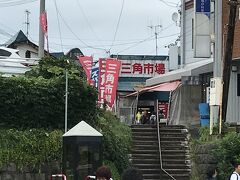 小樽駅を出て、駅前広場の左手に見える「小樽三角市場」入り口です。大量ののぼりが有るので、直ぐ目につきます。