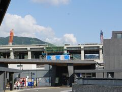 今庄で蕎麦を食べるという選択肢もあったのですが、
国道を走って敦賀まで戻りました。

敦賀駅は、新幹線のホームの高さが
７階建てのビルに相当する変態駅に変身中。
