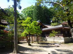「武田神社」の拝殿の奥に立ち入り禁止の本殿がありました。「武田神社」の拝殿と本殿は武田信虎、信玄、勝頼の武田氏3代の居城だった「躑躅ヶ崎館（つつじがさきやかた）」跡に建てらていて、