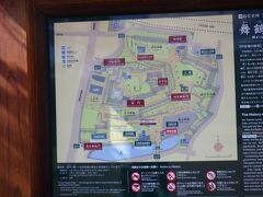 「武田神社」から20分ほどで「舞鶴城公園」に到着しました。近くのコインパーキングに20分100円で停めて、橋を渡って「舞鶴城公園」に入りました。