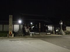 妙心寺の境内の通行はフリーです。

私の前をスーツを着た40代のサラリーマンが歩いてます。仕事帰りかと思いましたが、ずっと一緒の方向に歩いてる。
途中の辻で立ち止まってキョロキョロ。あれ？迷ったのかな？もしや同じ塔頭に行くのかな？