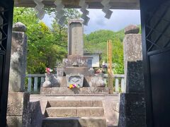善光寺から武田神社に向かう途中、信玄公のお墓がありました。一般のお墓の一角でした。