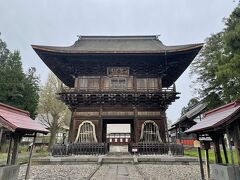 突き当たりにある長勝寺。
山門が立派。

脇にある鐘はなんと鎌倉時代のもの！