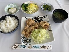 大島温泉の食堂で日帰り湯の前にランチ。食べられるところで食べる。空腹だろうが無かろうが。島旅の極意。