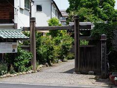 そこから少し歩くと、握手に冠木門が見えて来る。
ここが、桶川宿の本陣遺構である府川家である。
非公開なのが残念だが、皇女和宮が下向の際に宿泊した場所であり、上段の間や御湯殿などが現存しているそうだ。
県内に残る唯一の本陣遺構なので、一度は観てみたいものである。