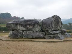 古墳単体としては日本でも指折りの有名古墳じゃないかな？
作られたのは7世紀の初めで蘇我馬子のお墓というのが定説。
が、昔過ぎて真相は不明。
「石舞台」の由来は一般的には石の形状からということらしい。
確かに舞台っぽいかな？
昔はこの古墳の上に上がってお弁当食べてたりしたらしい。
もちろん今は石の上に上がるのは禁止！

