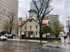 さっぽろテレビ塔から5分ほど歩いて“札幌市時計台”へ行きました。
札幌は3度目なのですが、時計台を訪れたのは初めてです。