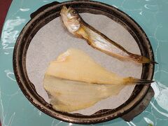 【ホテル玉泉】

朝食（バイキング形式）の一部です(^^)

魚の干物は、自分で固形燃料を使って焼くスタイルでしたが、ハタハタと、もう１つは忘れましたw

感染防止対策の一環でビニール手袋をするから、かなり取り辛いし、面倒くさい( TДT)



朝食の時点で、雨で視界不良が濃厚な大山観光の中止が決定しました(TдT)