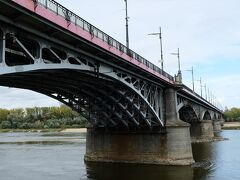 線路の下。

ぴーちゃんは川に魚がいるのか気になって仕方ない様子です。