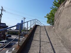  観光客で賑わう内海海岸を通り抜け泉蔵院へ向かいます。そしてお寺の入口は急坂です。