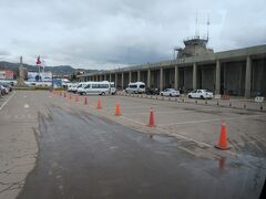 三日前に戦々恐々と降り立ったアレハンドロ ベラスコ アステテ国際空港に到着。
この間に少しずつ高度に慣れてきているようだ。
とは言え油断してはいけない、ボリビアはまた高度が上がる。高山病との戦いはまだまだ続くのだ。がんばれ私！