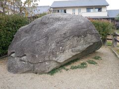 そこからてくてく歩いて住宅の中に突然ある亀石へ。
この亀石と呼ばれる石はいつ何の目的で作られたかは分からないけど、川原寺の所領の境界を示す標石ではないか？という説があるらしい。
よく見るとこれ左下に亀の顔みたいな彫刻が施されている。