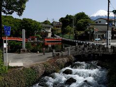 湧玉池で湧出した富士の天然水は、この地点から神田川となって潤井川へ注ぎ、最終的には駿河湾まで流れます。。