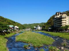 【三徳川】

恋谷橋の中央から下流方向を…

右端の建物は、「依山楼　岩崎」さんですね…