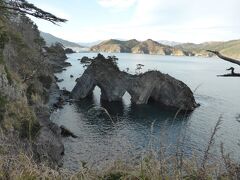 穴通磯は海水の浸食で穴があいた大きな岩が見どころです。遊覧船で岩に接近できるそうですが時間の関係で断念してドライブを続けます。