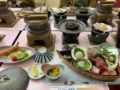 今宵の宿は南三陸町の「ニュー泊崎荘」です。”日の出の見える料理自慢の宿”がキャッチコピーで、夕食にはご覧の通りの豪華な料理が並びました。ひとりひとつ提供される舟盛りには三陸の魚介類が並び、アワビの踊り焼きもついています。呑兵衛にはたまらない料理の数々に地酒も進みました。