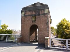 銀橋にあるレンガ造りの階段室を降りて、毛馬桜之宮公園に下りてみましょう。