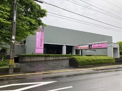 福井県立美術館です。実は、福井駅からタクシーで、アンティークショップのハンドルという店に向かったのですが、残念ながら、シャッターが閉まっていたので、そのまま美術館に来た次第です。
パートナーはとても残念がっていました。
