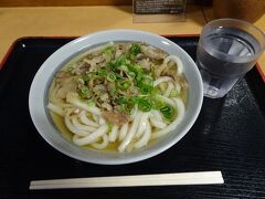高松駅前のお店で讃岐うどん（肉うどん小、430円）