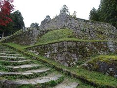 岩村上で一番有名な六段壁に到着
石垣の崩壊を防ぐために補強した結果、このような形になったそうです。