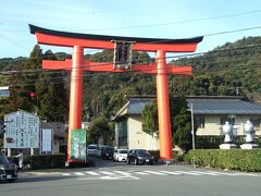 行く予定ではなかったけれど、駅を出たら目の前に大きな鳥居(一の鳥居)が見えたので、701年に造営された松尾大社にちょっとだけ寄り道。
