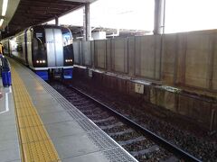では、荷物を預けて、金山駅へ。これから乗るミュースカイが来ましたよ！この電車は初めて乗ります。