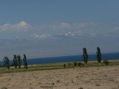 イシク・クル湖の対岸が近くなって来ました
ビシュケクへ向かってイシク・クル湖から離れます