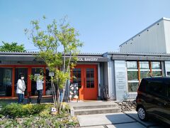 　朝一番。里庄町の人気パン店「ソルベーカリー」で朝食兼昼食を購入。午前8時45分ぐらいに到着したが、入り切れない客がすでに行列を作っていた