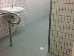 
僕が宿泊しているホテルの名前を正しく伝えていなかったので、
違うホテルに行ってしまいました。

僕が宿泊しているホテルは【ヴィアイン新大阪ウェスト】。
友人に間違えて伝えてしまったのは、【ヴィアイン新大阪】。
ゴメンネ～m(_ _)m

そして、我々は行動開始(^_－)－☆
友人は、さりげなく僕の車椅子を押してくれました＼(^o^)／

まずは、地下鉄御堂筋線新大阪駅から乗って、
地下鉄谷町線南森町駅を目指しました。

乗り換えは、御堂筋線梅田駅から徒歩で地下道を歩いて、
谷町線東梅田駅に乗り換えます。
東梅田駅でトイレに行きましたが、不思議なものを発見！！
トイレの入り口が狭くて、車椅子が通れませんでした(>_<) 

写真を観ると左側に障害者用の手すりが観えます。
つまり障害者が利用することを想定しているのです。
なのに車椅子が通れない(>_<)

これは、後で東梅田駅に写真添付で苦情のメールを送ろうと思います(^_－)－☆
