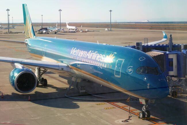 ■ ベトナム航空ビジネスクラスで行くカボジア世界遺産アンコールワットの旅<br /><br />旅の始まりは、ここ中部国際空港（セントレア）です。<br />ベトナム航空の新鋭機　エアバス　A350-900　で、まずはハノイに向かいます。<br />出発は１０時１５ですが大幅な遅れ、１０時１０分にようやく搭乗開始。<br />Priorityゲートから搭乗します。<br /><br />ハノイまで５時間４０分のフライトです、久しぶりのビジネスクラス、やっぱりフルフラットシートはいいね。
