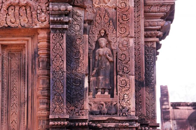 ■ 中央神殿に施されたデヴァターの像は「東洋のモナリザ」と呼ばれ観光客の人気を博している。
