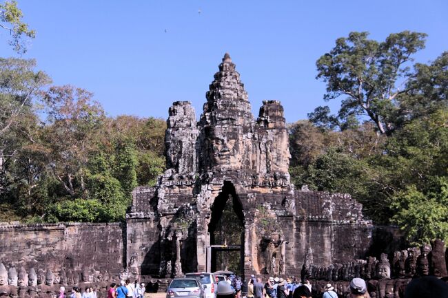 ■ アンコール・トム遺跡<br />アンコール王朝の栄華を印す都市遺跡、12～13世紀にかけて創建された。<br />総延長12㎞にも及ぶ環濠と城壁はカンボジアの巨大都市を彷彿させる。<br />南大門、バイヨン寺院、象のテラスなど多くの遺跡があり、これらの遺跡を総称して「アンコール・トム」と言われている。<br /><br />■ 見学は四面塔彫刻の美しい南大門から入った。