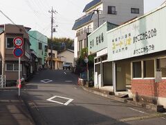 バスに揺られて辿り着いた先は、JR身延線の芝川駅前。だいぶ陽も傾いてきました。。