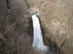 秋保大滝が見えました
水量が多くて音が結構大きいです
迫力があります

日本三名瀑で
那智の滝、華厳の滝、あとの１つの枠が
秋保大滝だったり袋田の滝だったり５つぐらい各地で主張しているらしく
３つ目はハッキリ決まっていないようです
水量では秋保大滝が迫力あるように感じます
那智の滝は高低差…長さが一番長かったように感じます
華厳の滝は遠くからしか見ていないので迫力を思い出せず

朝一番でこれだけ滝の迫力を感じられたので
秋保大滝の印象はとても良いです