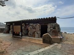崎の湯
1350年の歴史ある温泉で、日本三古泉のうちのひとつ。
万葉の昔から湯崎七湯の中で唯一残っている歴史ある湯壷で、太平洋が間近にせまる露天風呂。
